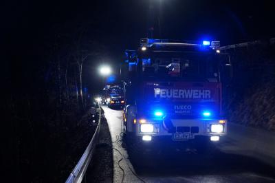 Lenningen: Schwertransporter faehrt sich auf Grabenstetter Steige fest und verliert Betriebsmittel